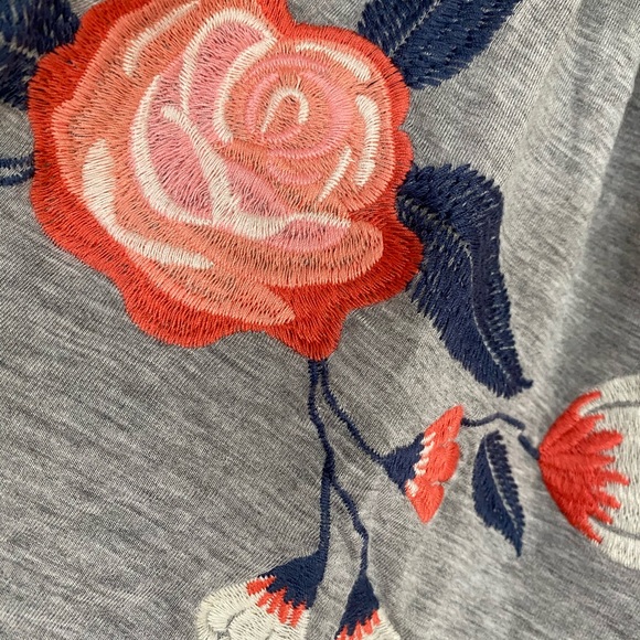 Gray embroidered floral butterfly sleeve top - Picture 3 of 6